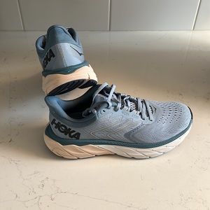 Hoka Arahi 5. BRAND NEW. Never been worn. Size 7.